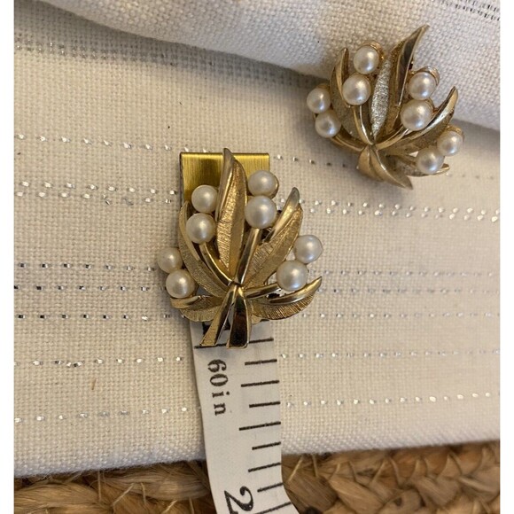 VTG Crown Trifari Signed Gold Tone Faux Pearls Curvy Leaf Clip Earrings 1” - Picture 7 of 7